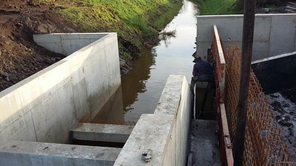 Foto: Bouwen van de constructie voor een nieuw schuin vuilrooster aan de Lekbeek Foto: Bevestigen de nieuwe