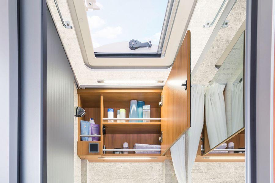 Daglicht in de compacte badkamer De compacte badkamer van de van beschikt standaard over een mooie spiegelkast met voldoende opbergruimte. Door het dakvenster komt frisse lucht en daglicht binnen.