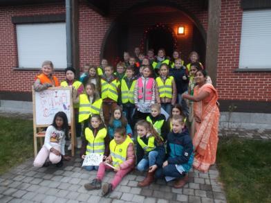 Zo konden de leerlingen de mooie versieringen bewonderen, genieten van Indische lekkernijen, het verhaal over de godin Lakshmi beluisteren en bekijken en vooral ondergedompeld worden in een andere