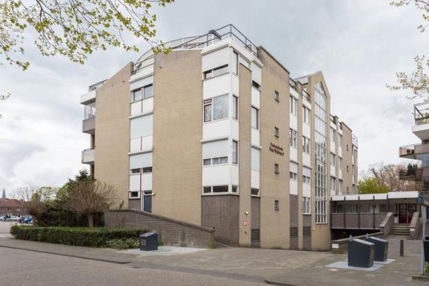 Dr. Willem Dreeslaan 92 Dongen Op een bijzonder fraaie locatie gelegen 4-kamer appartement met inpandige berging en een eigen parkeerplaats in de parkeerkelder.