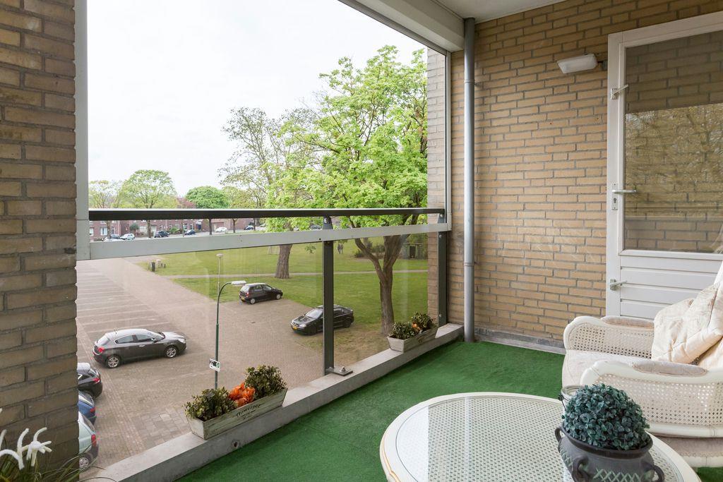 De woonkamer geeft toegang tot het balkon (ca. 5.20 x 2.