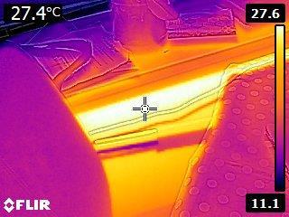 De eerste foto s laten het vooraanzicht van de woning zien.