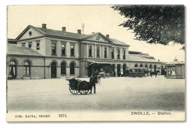 Stationsplein 1908 Het eerste station in Zwolle ligt in 1864 in de buurt van de huidige Veeralleeflat. Al gauw volgt een groter en permanent gebouw in 1868, toen nog aan de rand van de stad.