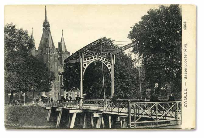 Sassenpoortenbrug 1905 Ineens zie je dat de oude Sassenpoortenbrug anders ligt dan de vaste brug die vanaf 1909 de gracht overspant.