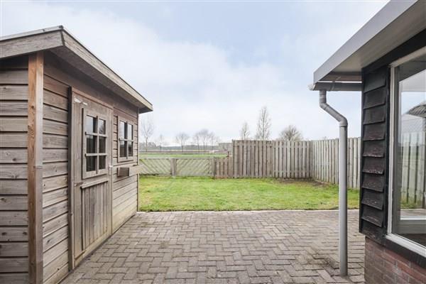 Het inpandige appartement beschikt over een eigen, geheel omheinde tuin. Deze onderhoudsvriendelijke tuin is voorzien van een terras ter plaatse van de achtergevel, een houten tuinberging en gazon.