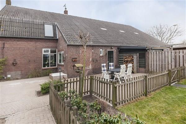 Tuin: Deze halfvrijstaande boerderij beschikt over een goed