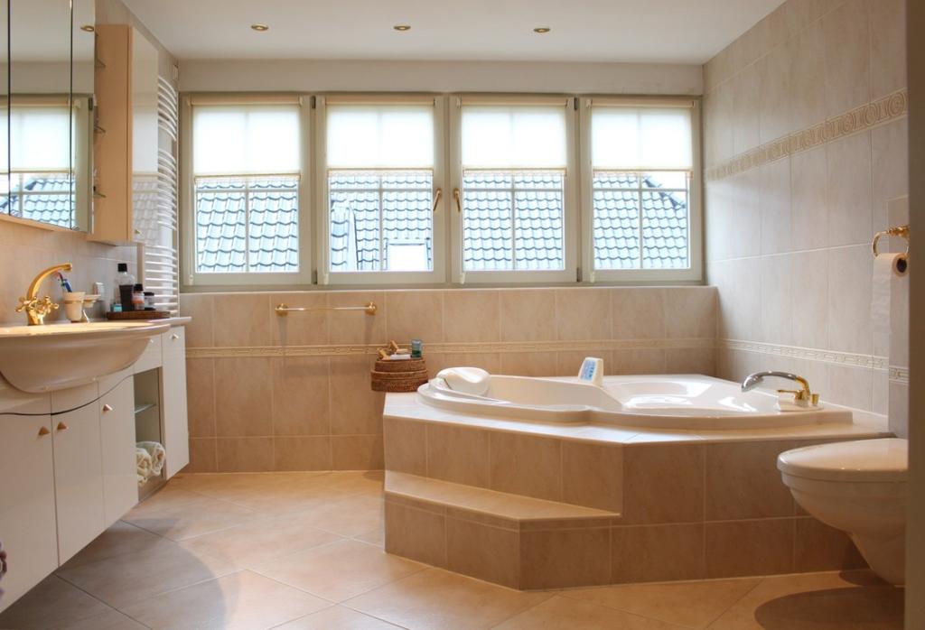 Luxe badkamer met dakkapel,