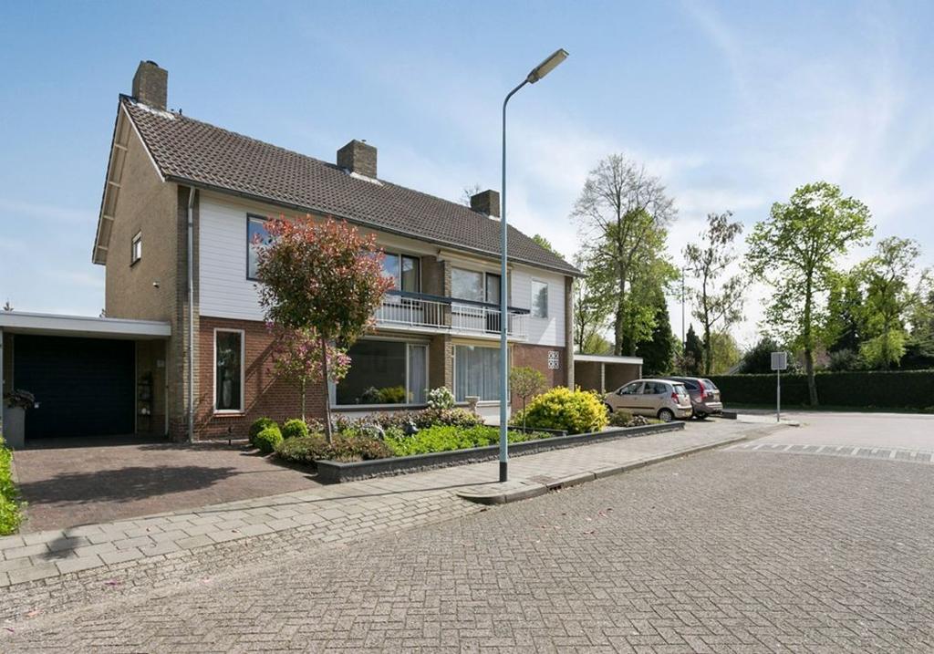 INLEIDING GLADIOLENSTRAAT 3, 5241 AC ROSMALEN Deze woning ligt rustig gelegen in de wijk t Ven, nabij het centrum van Rosmalen.