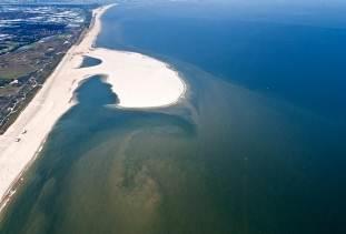 1. De Zandmotor Tussen maart 2011 en oktober 2011 hebben Rijkswaterstaat en de provincie Zuid Holland bij Kijkduin een schiereiland in de vorm van een haak aangelegd, de Zandmotor.