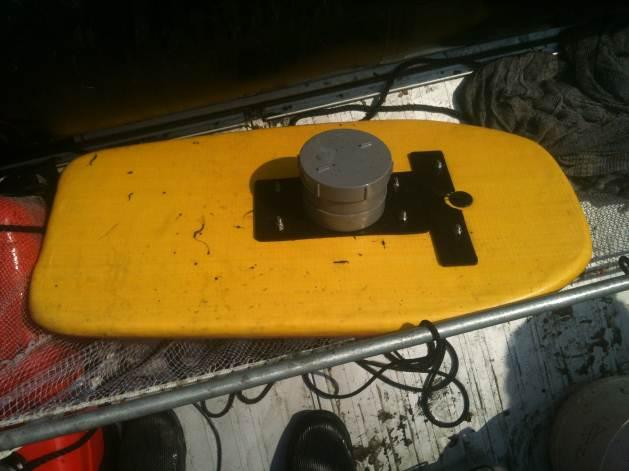 De afgelegde afstand werd gecontroleerd met een Qstarz Travel Recorder logger, welke in een PVC behuizing bovenop een body-board zat (Foto 4 rechts).