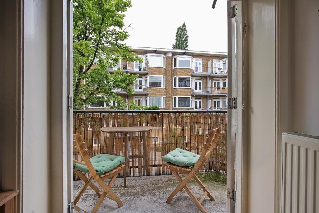 Balkon voorzijde nabij woon- en zijkamer Het rustig gelegen zonnige balkon is op het zuidwesten gelegen.