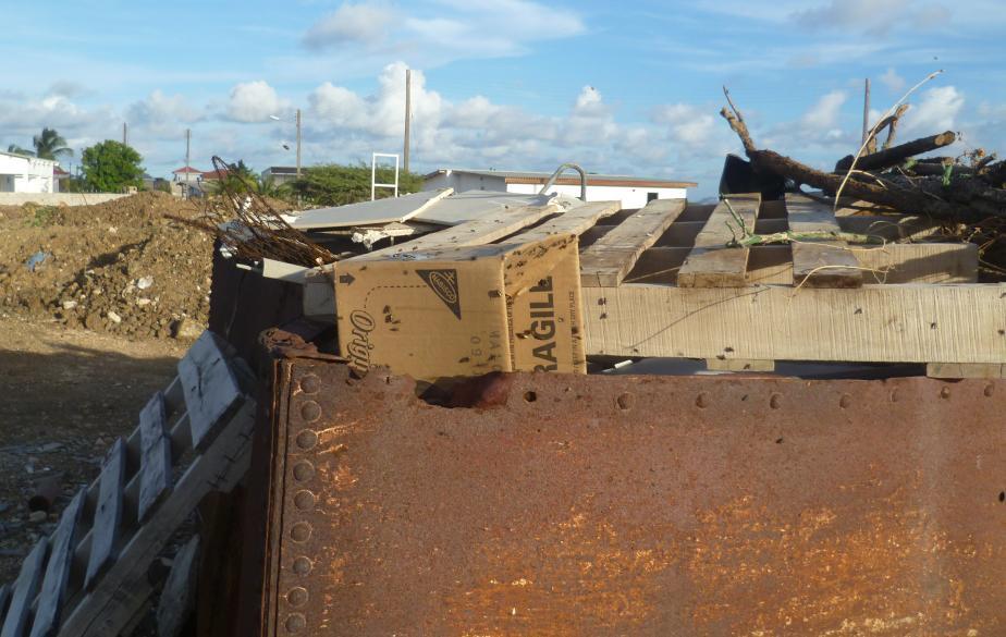 Huizen worden zonder bouwvergunning gebouwd en Aqualektra sluit de illegale gebouwde huizen op een illegale wijze aan op het water en