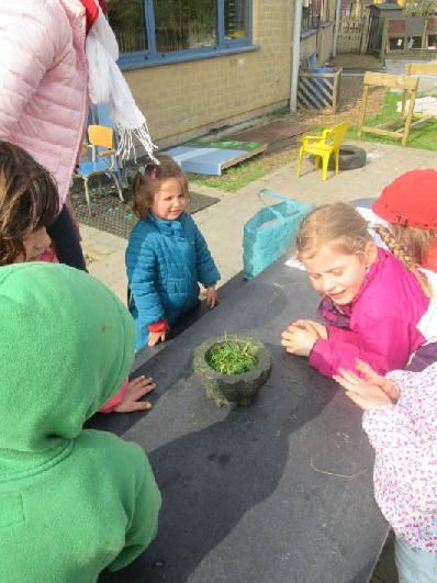 Daarvoor moesten we de taken wat opsplitsen wegens groot succes. Eén groep ging op zoek naar aarde.