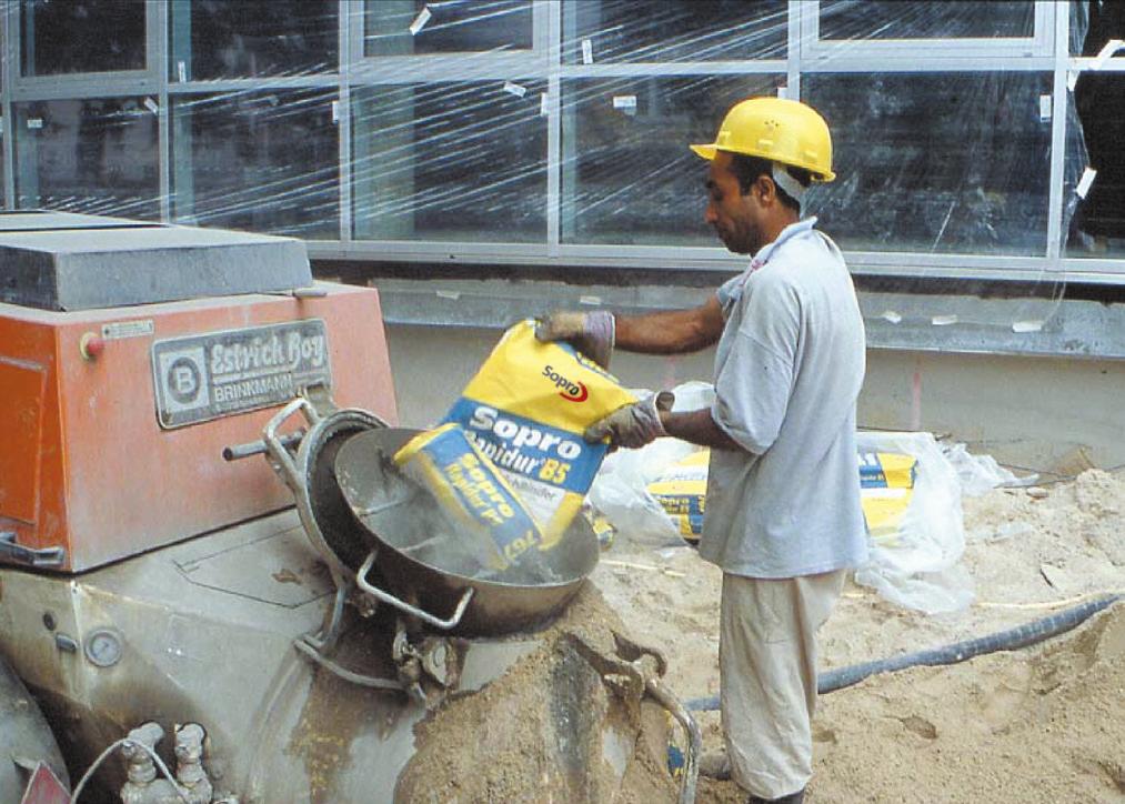 Deze bezit overige alle eigechappen van een normale cementdekvloer, en kan net zo ingezet worden. Het betegelen van de dekvloer met keramiek is na 12 uur ( Rapidur B1) resp.