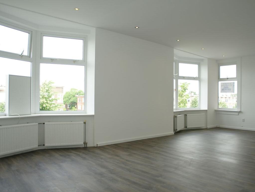 INLEIDING Zo te betrekken gerenoveerde 4-kamer Top portiekwoning op de tweede verdieping met balkon en gelegen op eigen grond.