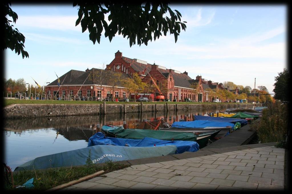 gedeelte van de Haarlemmervaart aan de zuidzijde langs het fietspad. De locatie voor deze twee steigers met verhuurbare sloepen is daarom gunstig.