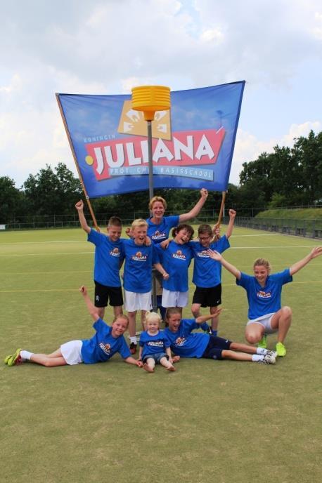 Groep 6 Koningin Julianaschool wint Gelders Kampioenschap Schoolkorfbal Gewapend met sporttassen, spandoek, supporters en heel veel