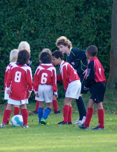 DeKNVBen leesijdscategorieën InNederlandisdeKoninklijkeNederlandseVoetbalBondhetoverkoepelendorgaan,die hetbeleidenderegelsvanhetvoetballenbepaalt. Hetvoetbaljaarlooptvan1julitotenmet30juni.