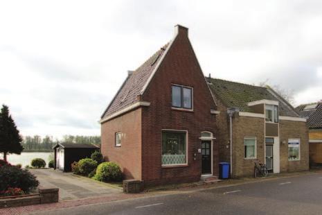 Sliedrecht Rivierdijk 420 Vraagprijs e 329.000,-- k.k. Deze goed onderhouden dijkwoning met balkon biedt een fantastisch uitzicht over de rivier De Merwede en het natuurgebied De Biesbosch aan de overzijde.