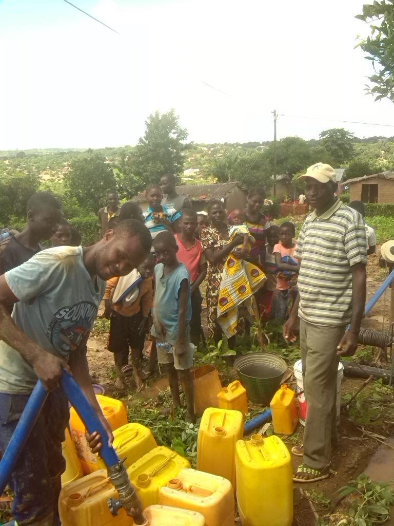 De eigenaren wilden 1 pompput voor het water geven van jonge plantjes, de zogenaamde nursery, en 1 pompput voor de drinkwatervoorziening van de nabijgelegen community.