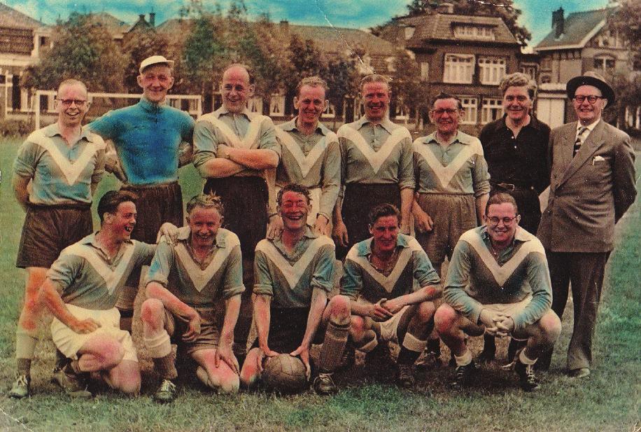 Niet meer de piepjongsten, wél een pracht van een plaatje Nog zo n juweel van een foto uit de Haagse Voetbal Historie collectie. Welke club, welk elftal, welk terrein? We hebben geen idee.