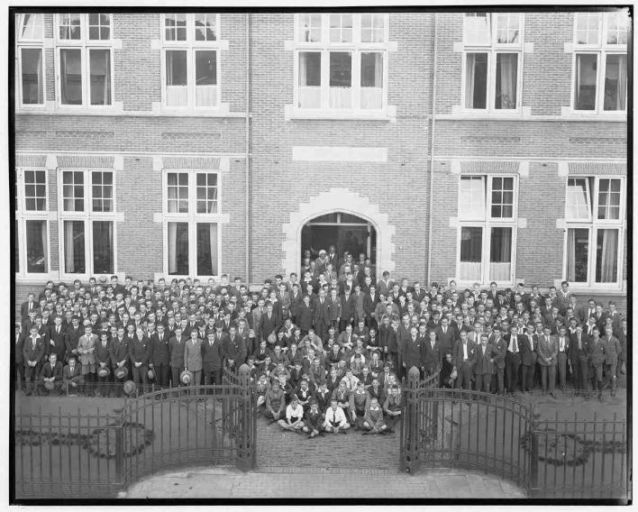 Fabrieksschool Stork Vroeger was dit een schoolgebouw. De firma Stork was één van de eerste bedrijven in Nederland met een eigen fabrieksschool.