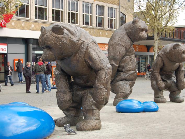 Bureau Hengelo is gehuisvest in de Bibliotheek. 2 Berenkunstwerk Badgasten Badgasten Op dit plein bevindt zich Berenkunstwerk Badgasten.