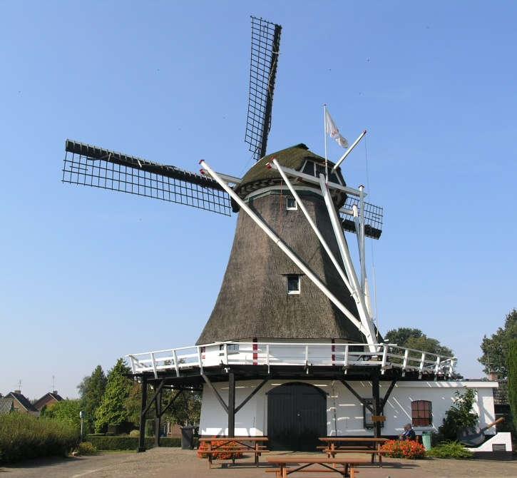 Diekerhookse Mölle De Hegeman In het hart van de buurtschap Dijkerhoek staat De Hegeman, een van oorsprong Zuid-Hollandse poldermolen (bouwjaar ca.