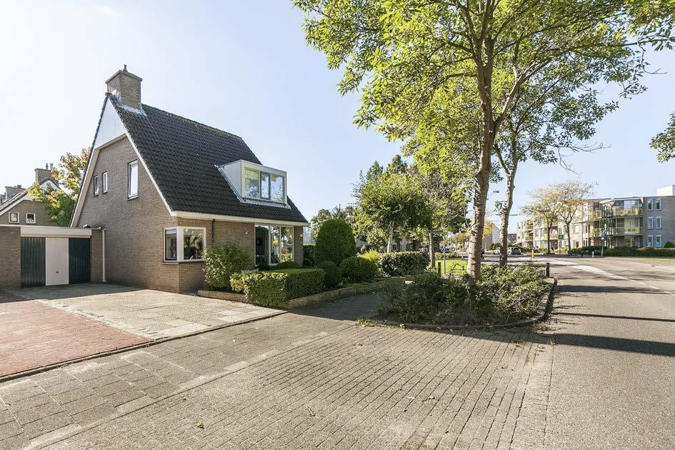 Jacoba Pompevliet 46 te Barendrecht Mooie half vrijstaande woning met eigen oprit, garage, prachtige en royale achtertuin.