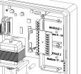 3/ Toevoegen van een uitbreidingsmodule 1- Maak de bedrading van de 230VC stroomtoevoer los E 2-Maak het voorpaneel open 230 V Bevestigingsplaats 3 - Steek de 8-stations uitbreidingsmodule in de