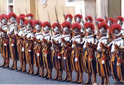 Vandaag de dag bestaat de Zwitserse garde uit 120 soldaten. Je kan ze vooral herkennen aan hun kleurrijke uniformen.
