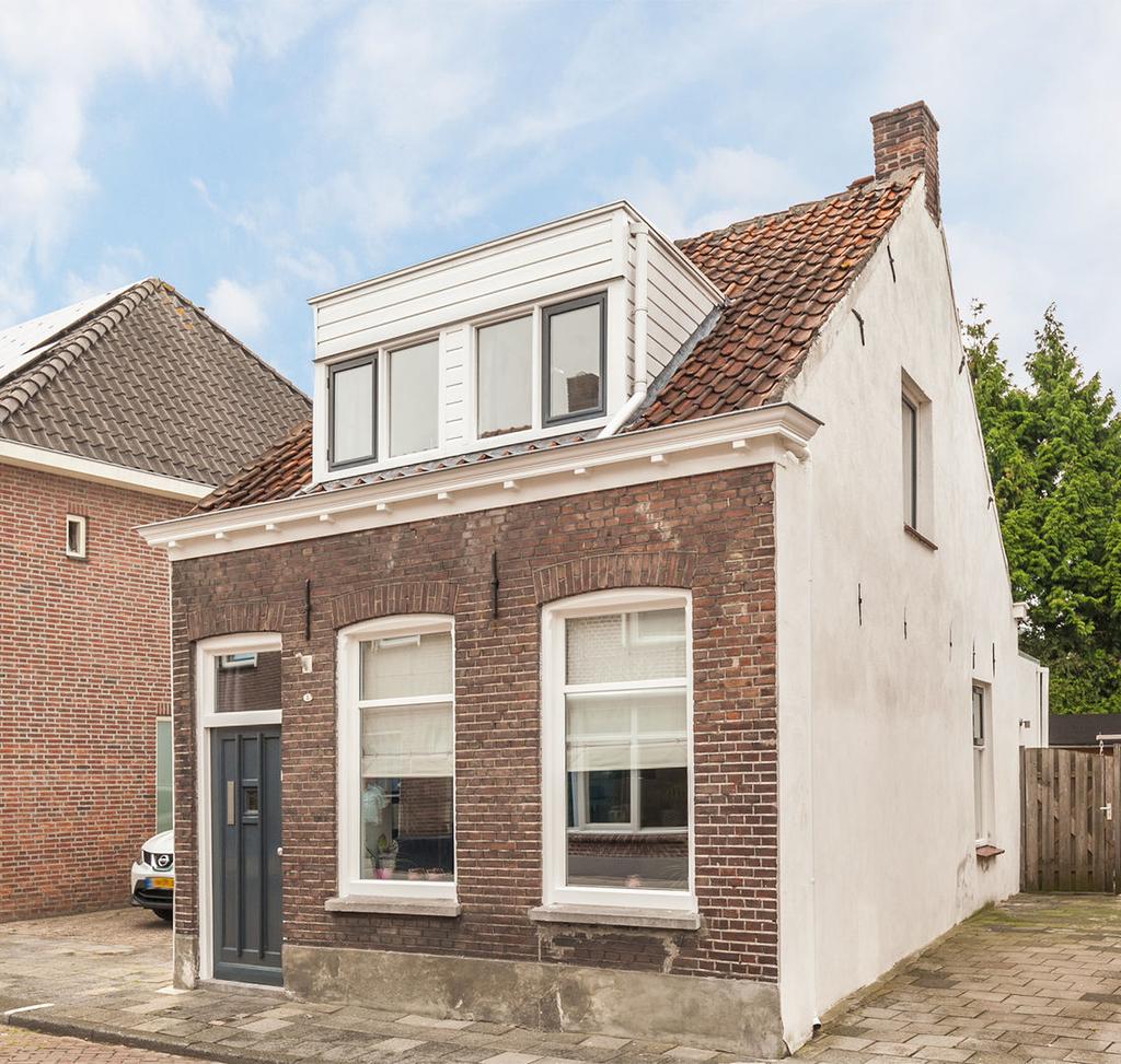 Kenmerken Bijzonderheden Soort woning: Bouwjaar: Aanvaarding: Perceeloppervlakte: Woonoppervlakte: Inhoud: Aantal kamers: vrijstaande woning 1875 in overleg 164 m² 96 m² 288 m³ 4 Karakteristieke