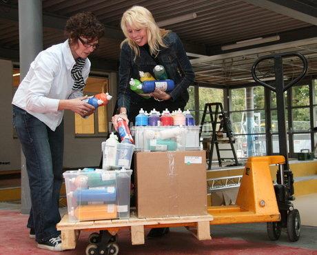 Ermelo's weekblad woensdag 14 oktober 2009 A lida en Esther nemen blij de voorraad van flessen verf op, die een sponsor heeft laten afleveren. Foto: Grietje -Akke de Haas.