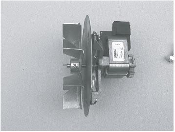 4) Maak de drie draden voor de aansluiting van de rookgasventilatormotor los bij de branderautomaat en de aardingsvijs (op het controlepaneel).