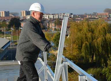 3 Meeverende liggers en afgeronde hoeken Dakreling is gebruiksvriendelijk Hier ligt 12 meter Dakreling Dakreling is een systeem dat uit geëxtrudeerde aluminium profielen is gemaakt en slechts 3,7 kg