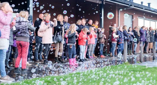 Tijdens het november kinderweekend is de afsluitende ceremonie gehouden met bellenblaas. Het viel ons niet tegen!