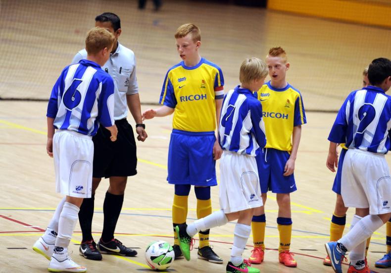 8. Protocol voor spelers De ploegen zorgen voor eenheid van tenue (shirt, broek en kousen). Het uitspelende team draagt hesjes als de tenues teveel op elkaar lijken.