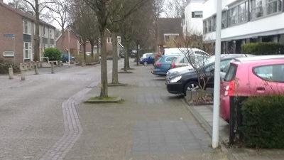 Ook op het eigen rijtje van Goudenregenstraat 1 t/m 13 wordt bij het parkeren op eigen erf fout geparkeerd.