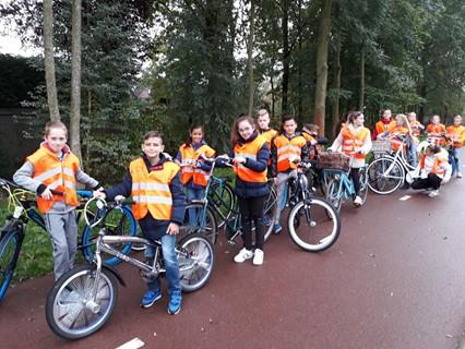 Het verkeersdoolhof Bij Brede School De Vleer in Etten-Leur hebben Vrijwilligers van Veilig Verkeer Nederland (VVN) samen met tientallen studenten van het Kellebeek College uit Roosendaal het