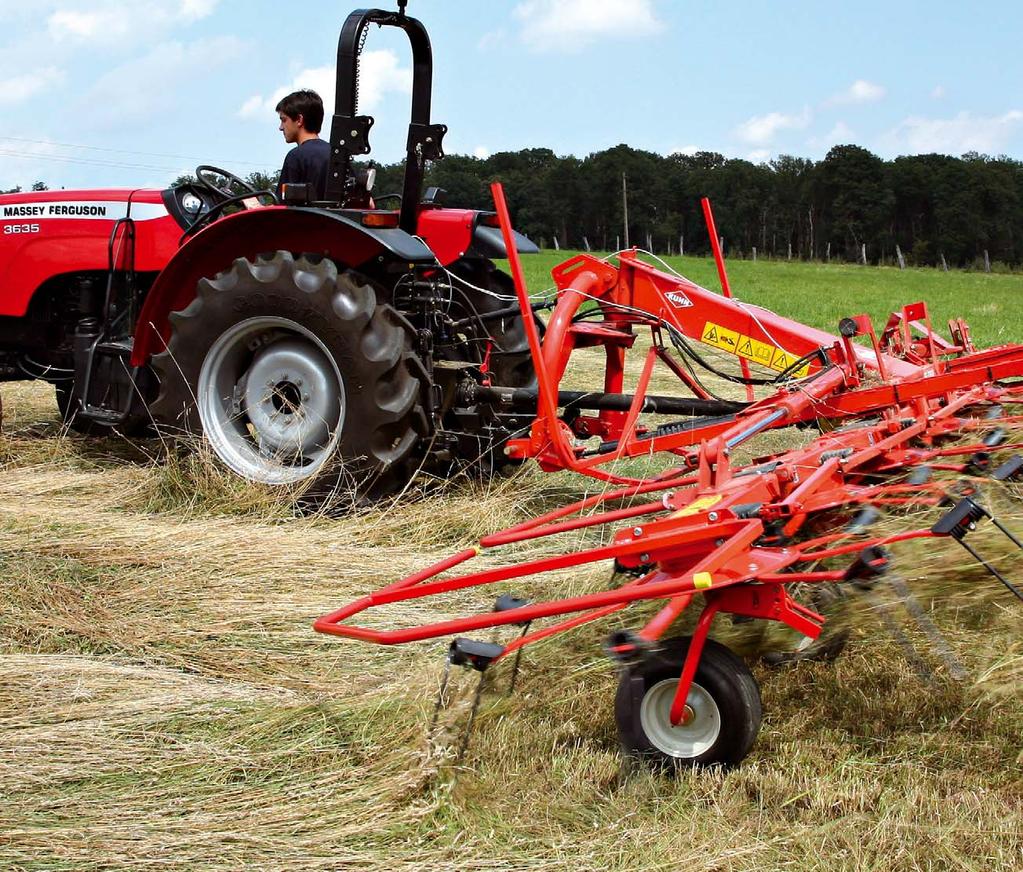 GF 7802 DE SPECIALIST BIJ LANG EN DICHT GEWAS Met zijn zes rotoren met elk zeven tandarmen schud de GF 7802 drie grote