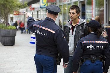 Veiligheid 19% wordt wel eens gepest en 15% doet mee aan pesten van anderen Van 21% is ooit wel eens iets gestolen, van 18% iets vernield en 10% is wel eens bedreigd 36% voelt zich s avonds niet