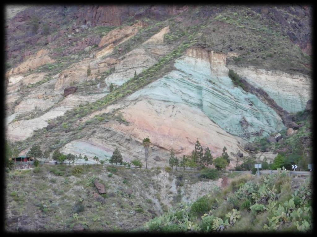 Ter hoogte van de Barranco de Veneguera bij Fuente de los Azulejos zie je rotsen met een