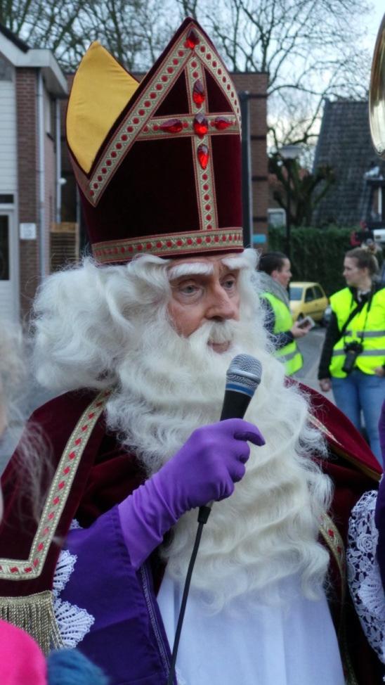 In en om de dorpen Sinterklaasfeest OBS Beekbergen en OOK Dat willen we (dorpsbewoners) toch niet?