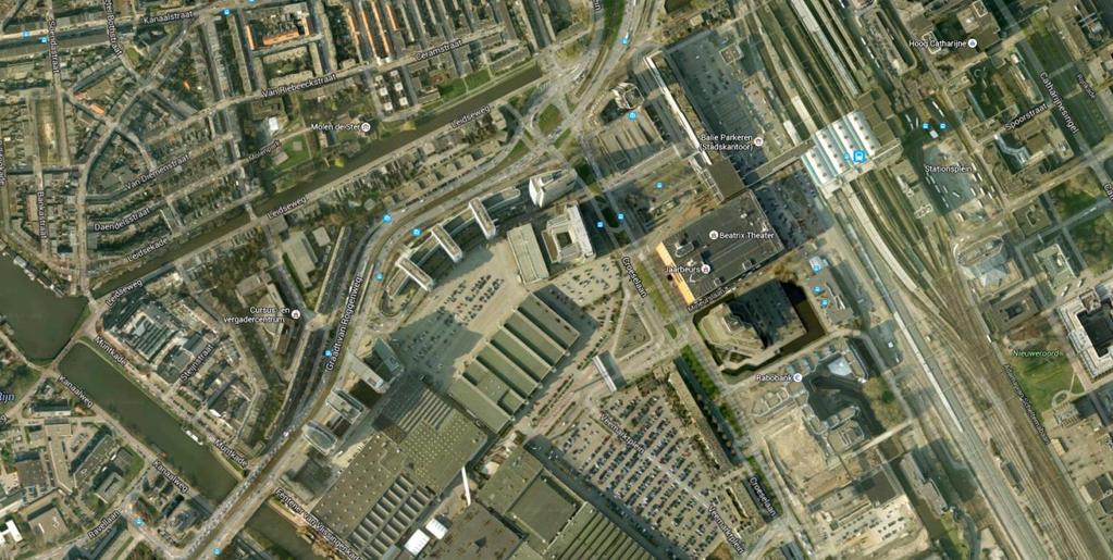 en maakt gebruik van een gecombineerde interne ontsluiting in de richting van de aanwezige parkeerterreinen van de Jaarbeurs, of de ontsluiting voor langzaamverkeer richting de Utrechtse OV-terminal.