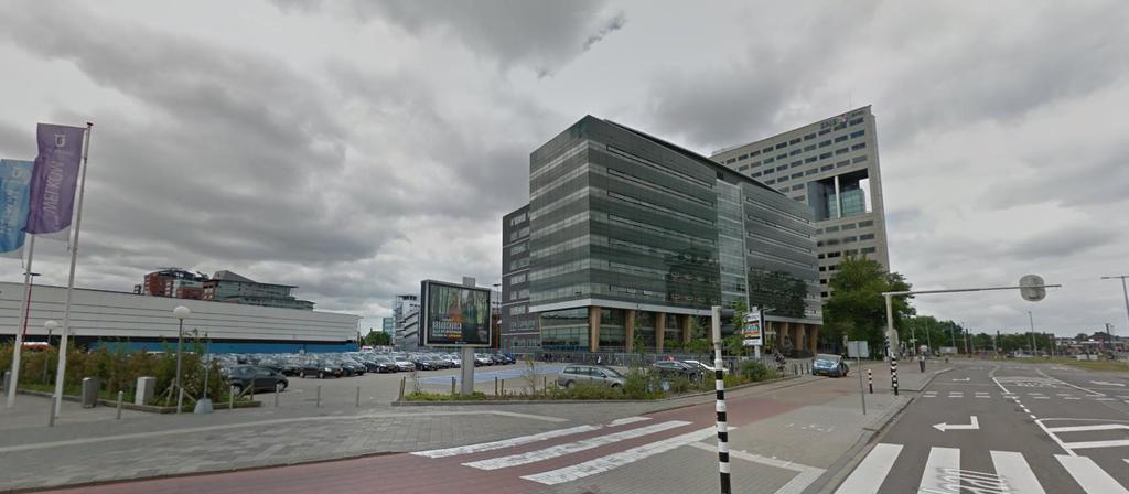 Aan de noordwestzijde grenst de locatie aan het kantoorgebouw Hojel City Centre (Croeselaan