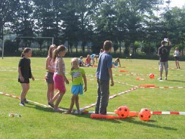 Al ongeveer 20 jaar ga ik mee op jeugdkamp. Eerst jaren als jeugdlid en nu sinds een jaar of 6 als leiding. Fantastisch vind ik het. Vroeger werd het kamp altijd gehouden op ons eigen veld.