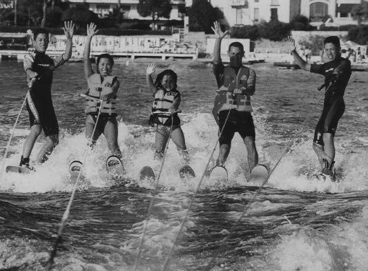 Roland en Gaby op de waterski s met Joëlle, Joshua en Jonathan. meer leuk. Ervaring hoort bij groei. Je kunt zeggen: Dat doe ik nooit meer, of: Dat doe ik maar dan anders.