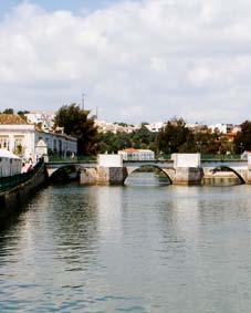 ROUTES EN PADEN CENTRUM PADEN VOORBIJ HET CENTRUM 105 Tavira (LC) Tapijtschelpen (PR) waaruit de macht van de Ria Formosa over de inwoners van Olhão blijkt.