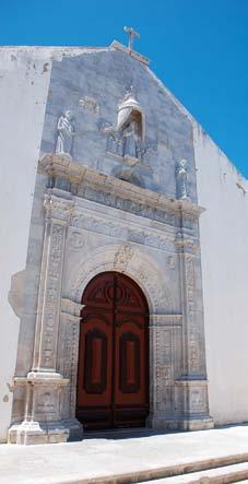 ROUTES EN PADEN SOTAVENTO BERG 123 de open bladen van een schaar lijkt. Tavira heeft erg mooie straten en talrijke kerken. De kerk- en kloosterroute van Tavira is op zich al een prachtige wandeling.