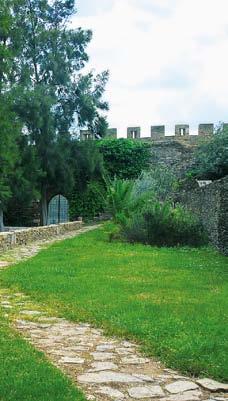 Alcoutim duikt op na een scherpere bocht in de weg en de Guadiana, het begin van een bergpas die als een amfitheater door de stad wordt bezet. Op de andere oever ligt San Lucar del Guadiana.